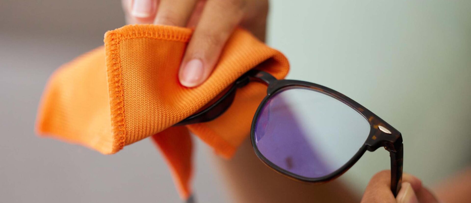 Clean Eyeglass in Rightway